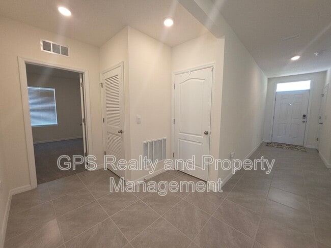 Building Photo - 33409 Country House Dr