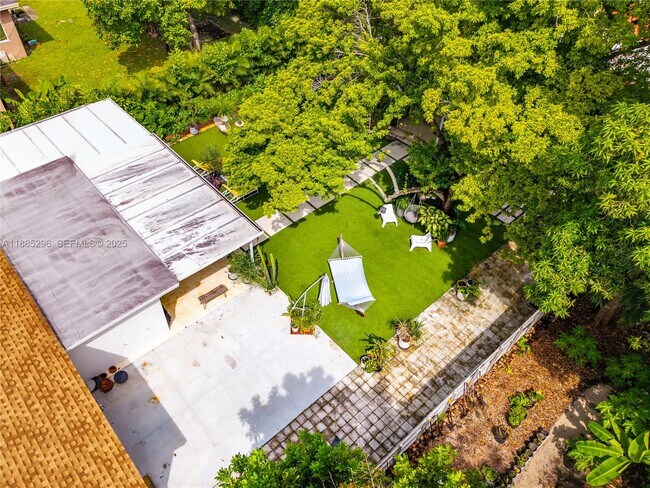 Building Photo - 1617 NE 157th Ter