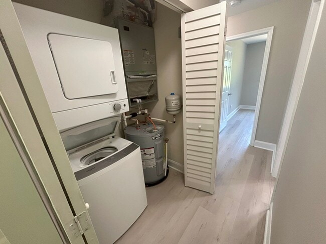 Building Photo - Updated two bedroom condo in Hampstead!