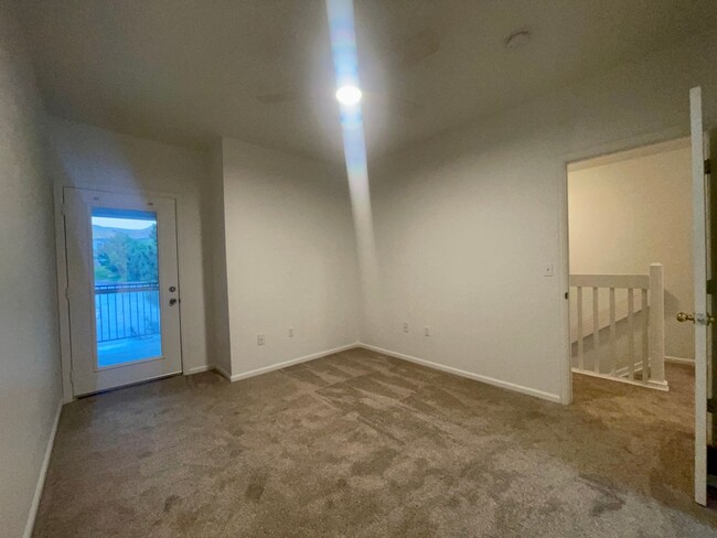 Building Photo - $0 DEPOSIT OPTION. BRIGHT AND SPACIOUS 2/2...