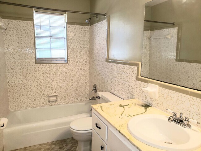 Building Photo - Spacious Corner Property!