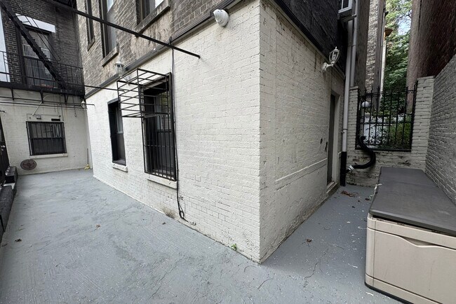 Building Photo - 860 W End Ave