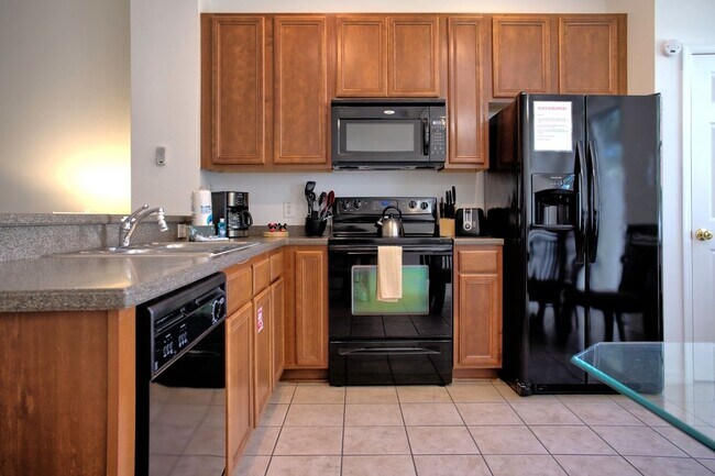Building Photo - Gorgeous Fully Furnished Townhome Close to...