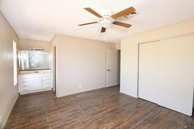 Building Photo - 1276 S Pagent Ave