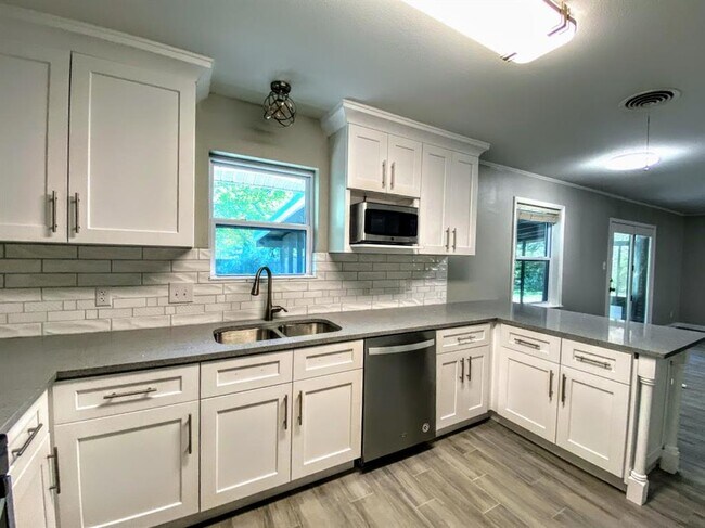 Building Photo - 11511 N Oaks Dr