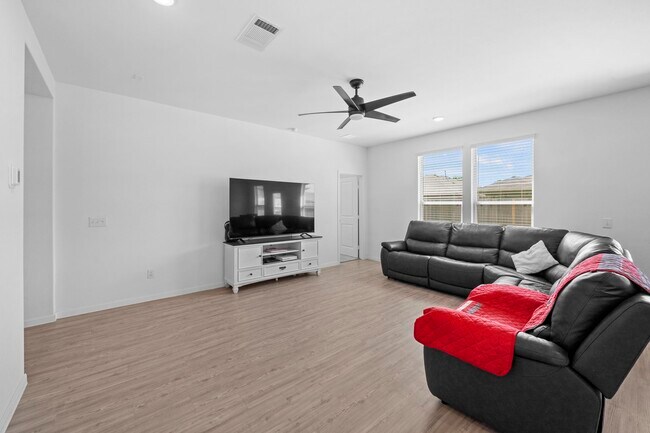 Building Photo - 334 Paso Fino Dr