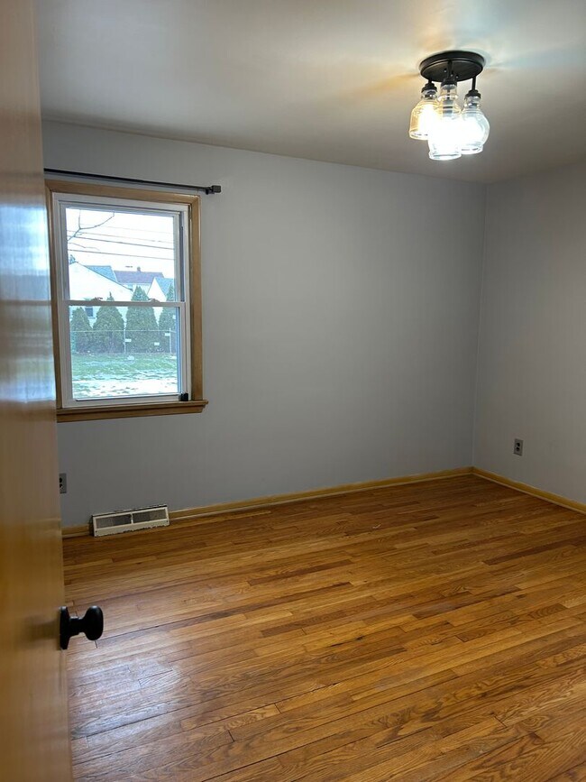 Building Photo - Brick Ranch for Rent in Mayfield HTS walking distance to Golden Gate Plaza