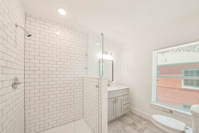 Building Photo - 6644 Lawndale St