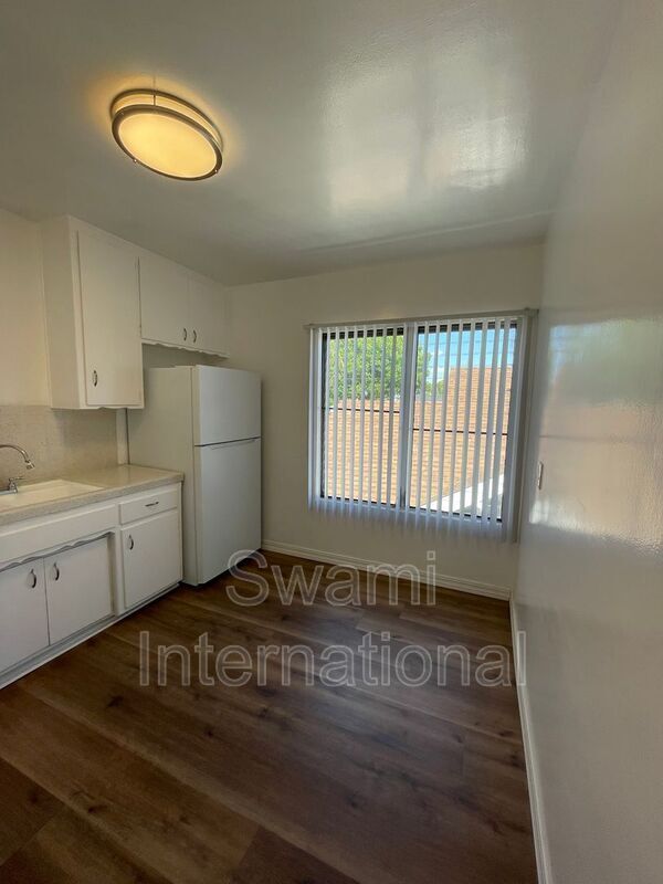 Building Photo - 860 W 50th Pl