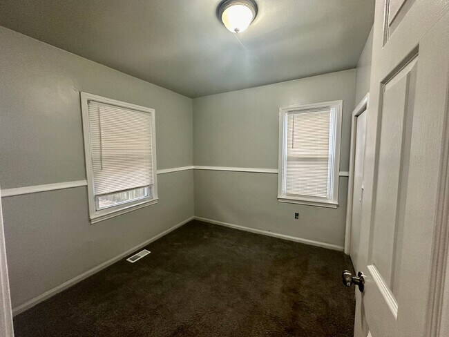 Building Photo - Charming 3-Bedroom Bungalow in Warren $1200 a month