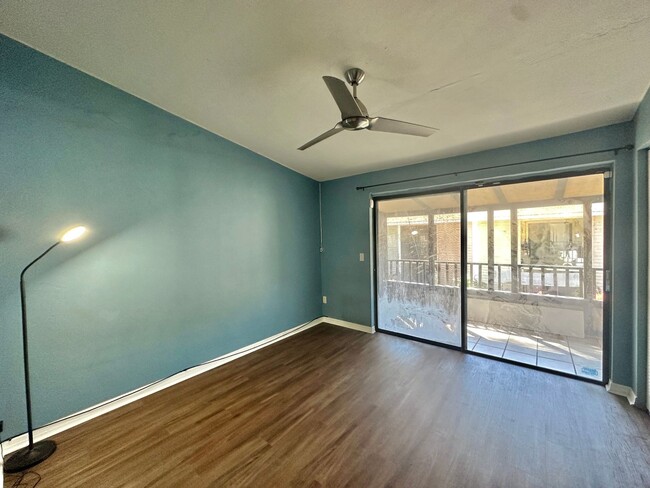 Building Photo - Spacious 2BR/2.5BA Townhome in Mill Run