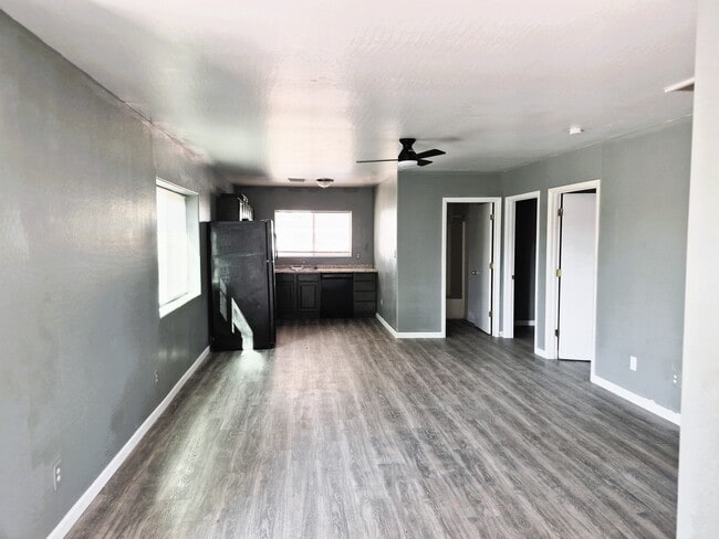 Building Photo - Pueblo Ave