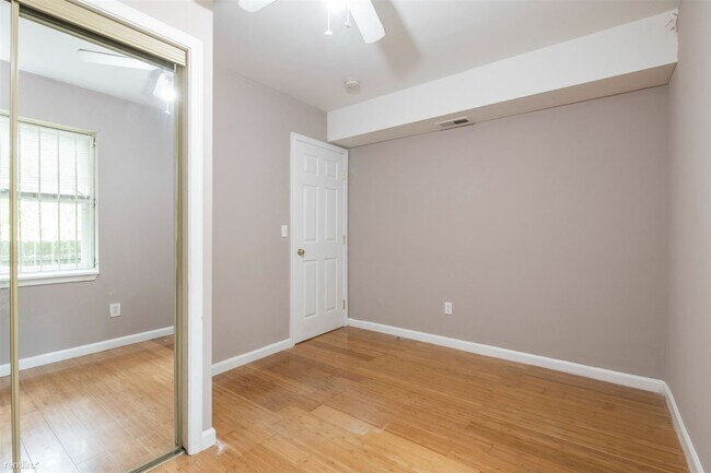 Building Photo - 2 br, 1 bath Triplex - 1745 WILLINGTON ST ...