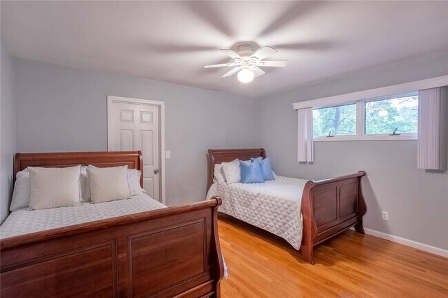 Building Photo - 5 Bay Woods Dr