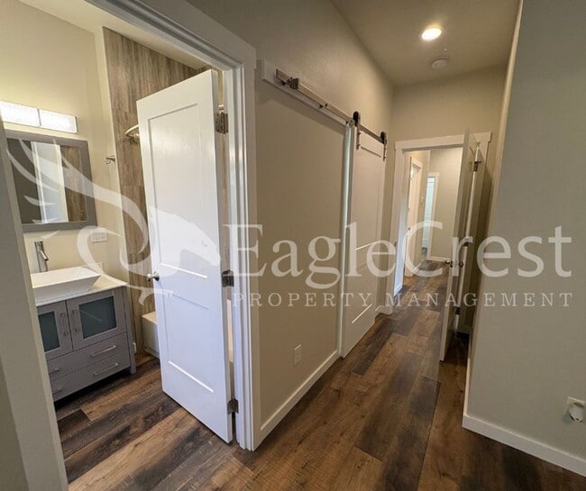 Building Photo - Three Bedroom, Two Bathroom Home in Eastgate **Half Off 2nd Month's Rent**