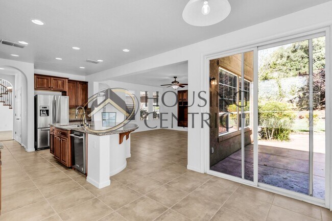 Building Photo - Beautiful Executive Home w/ Pool on 1/2 Ac...