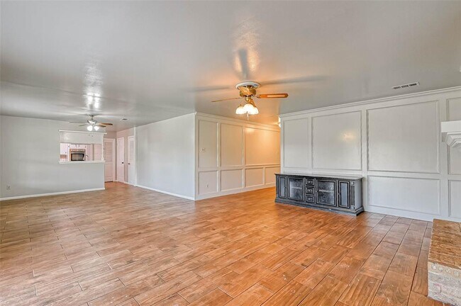 Building Photo - 1801 Laurel Oaks Dr