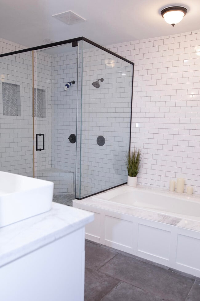 Building Photo - 634 SE 3rd Ave