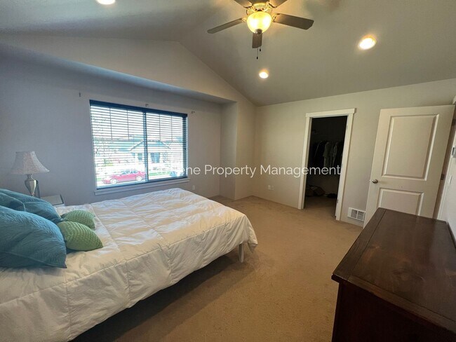 Building Photo - 3 bed, 2.5 bath townhouse in CDA Place!