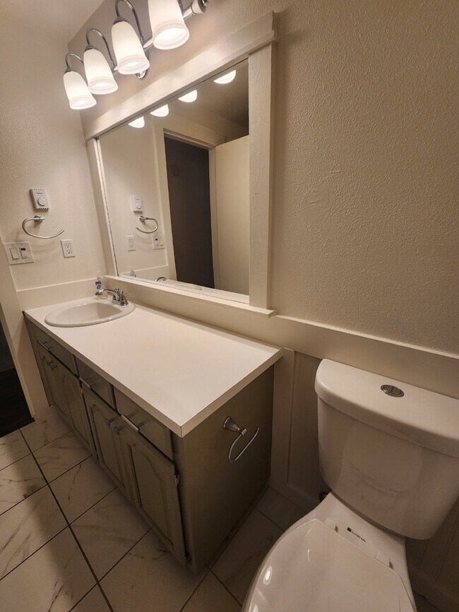 Building Photo - Very Large 3BR, 3BTH, Full Basement, Near Black Bay Park in Post Falls