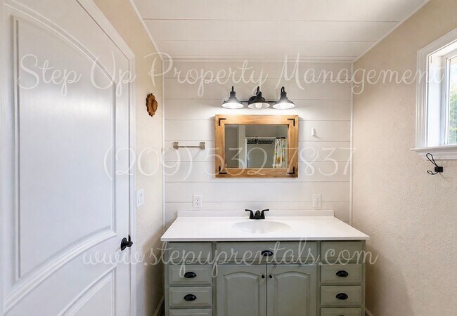 Building Photo - Charming Country Living with Modern Solar Power in Chinese Camp