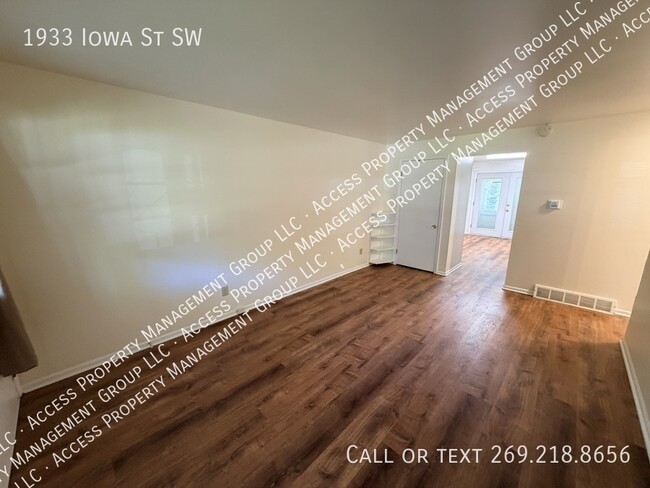 Building Photo - 1933 Iowa St SW