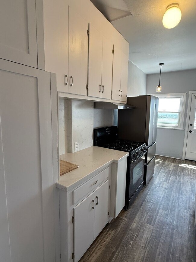 Building Photo - Beautiful 2 bedroom 1 bathroom upstairs ap...