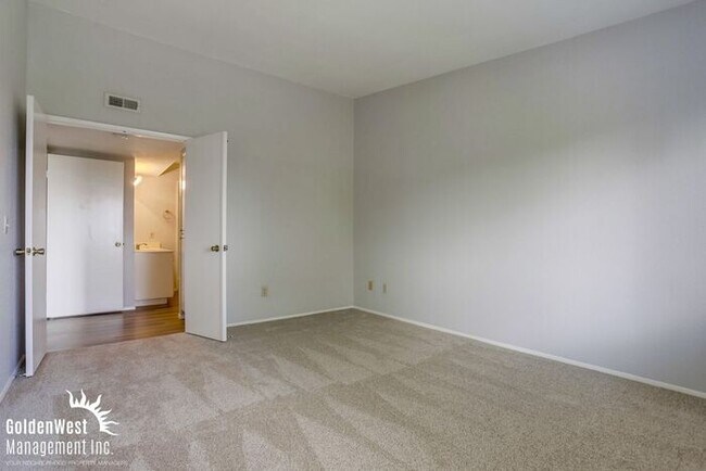 Building Photo - Breezy 2Bdm 2Ba Top-Floor Corner Condo with Mountain Views!