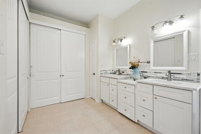 Building Photo - 4714 Sunshine Dr