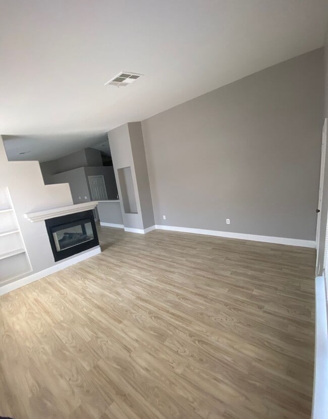 Building Photo - 127 Newburg Ave