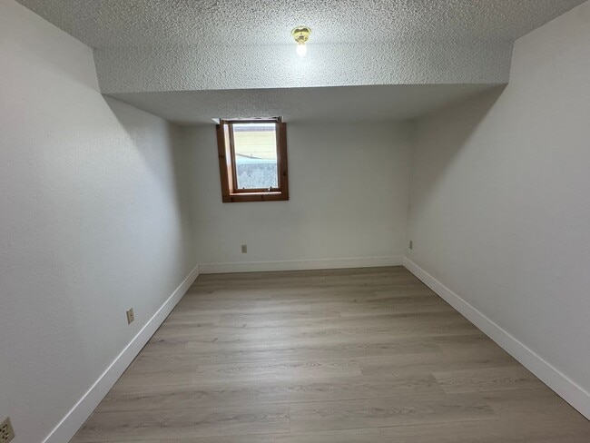 Building Photo - Cute Home in Central Bismarck with Huge Garage