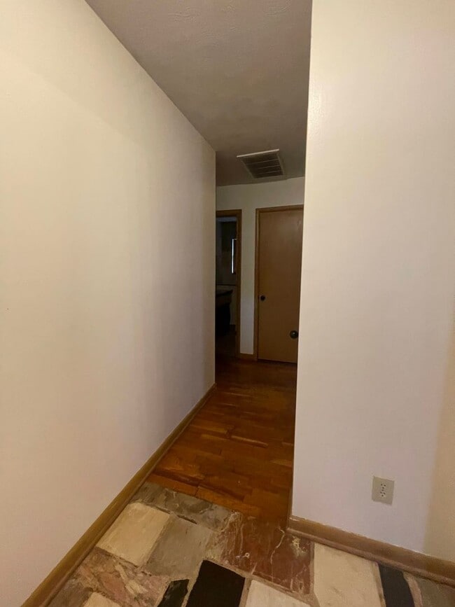 Building Photo - Charming Springfield home off South Campbell
