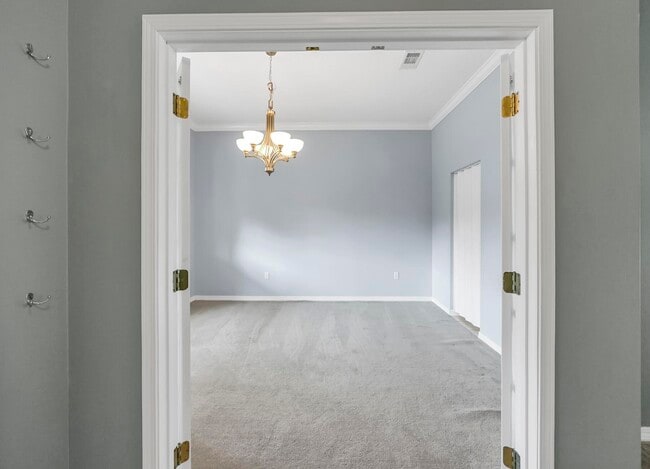 Building Photo - 5897 Saratoga Dr