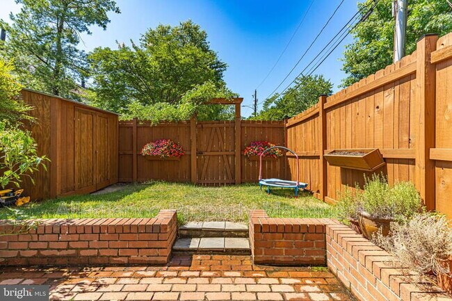 Building Photo - 912 Green St