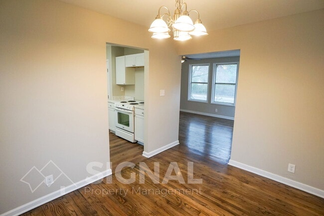 Building Photo - 712 Robison Dr