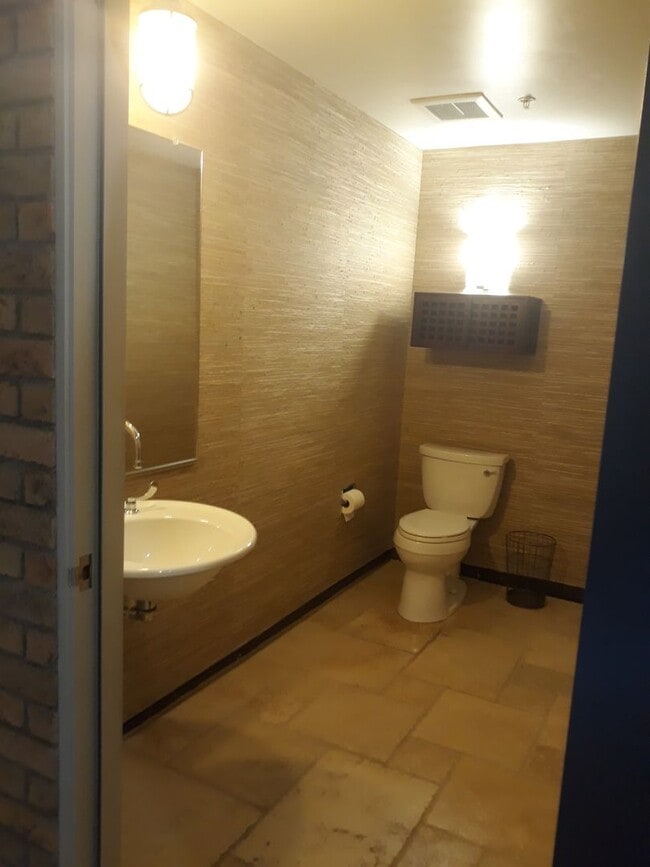 Building Photo - MOVE IN READY  Fully Furnished **Gorgeous ...