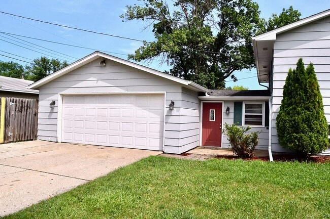 Building Photo - 2802-9 1/2 9 1/2 St N