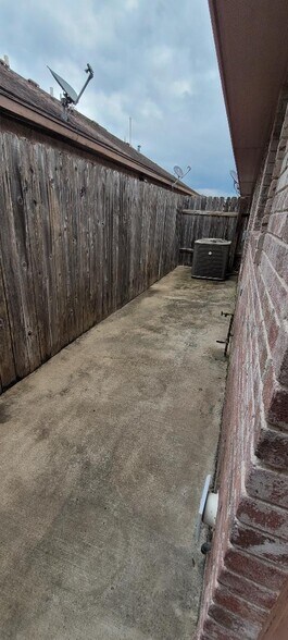 Building Photo - 624 DFW Dr