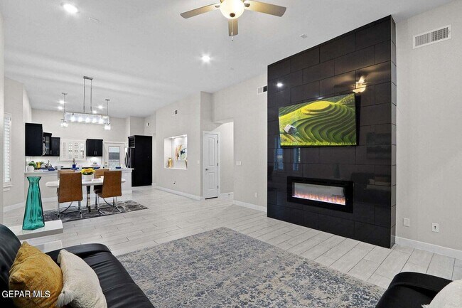 Building Photo - 2621 Maria Casas St