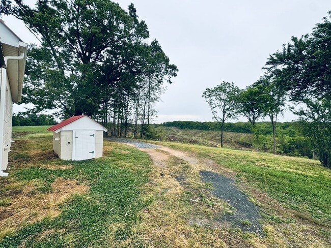 Building Photo - Adorable Home/Country setting