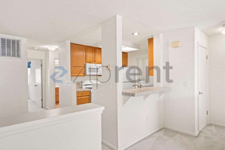 Building Photo - Unit 304
