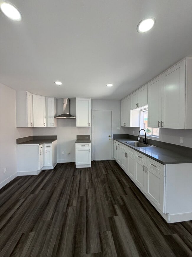 Building Photo - 601 W 94th St