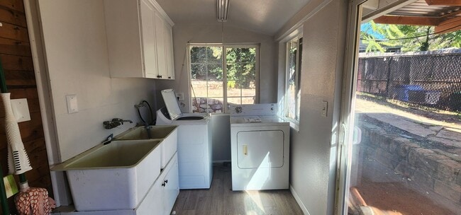Building Photo - Updated Home with lots of Extras!