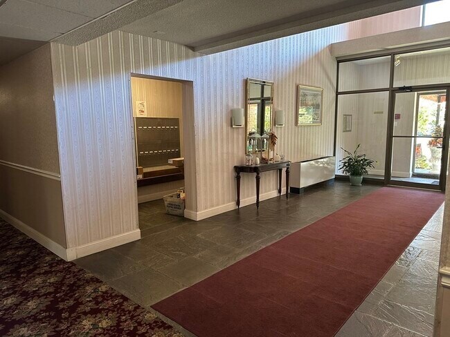 Building Photo - 2 Summit Dr