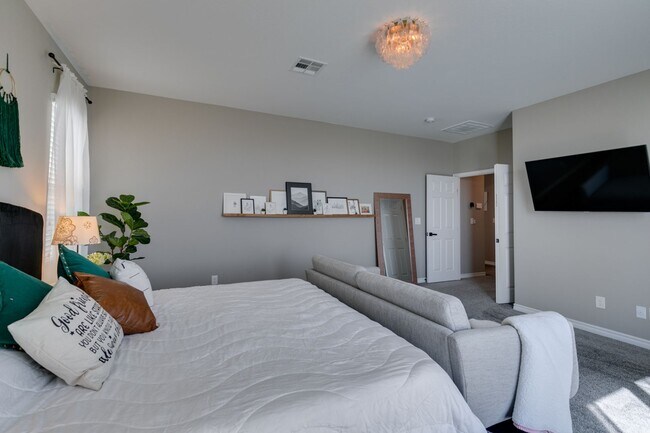 Building Photo - Gated, 4bed + loft with Bedroom and Full bathroom downstairs. Skye Canyon