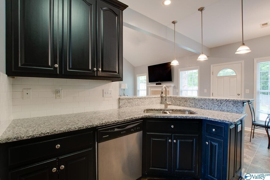 Building Photo - 2401 Ermine Dr
