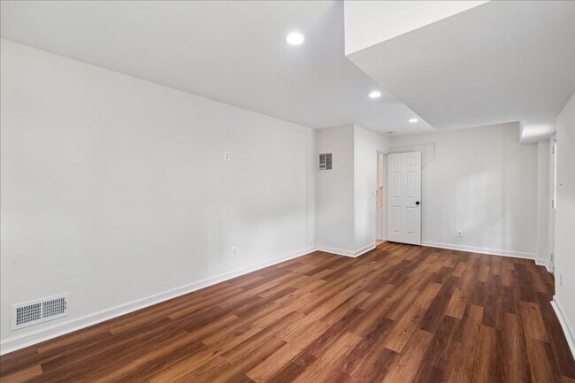 Building Photo - Remodeled in great location! 4 bedrooms 2 FB Walk to Metro