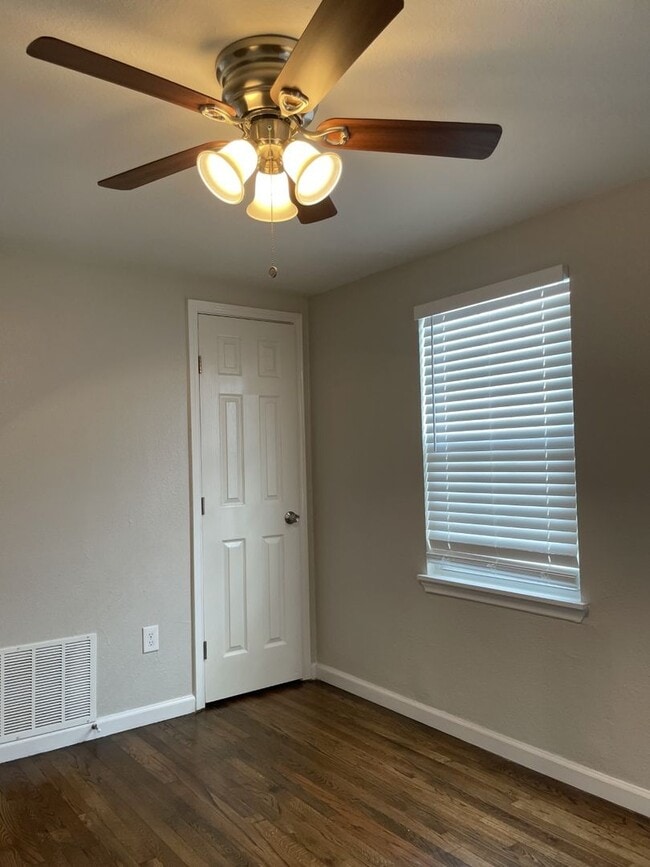 Building Photo - Updated 2BR w/ Granite Counters, Wood Floors & Prime Location Near Shopping