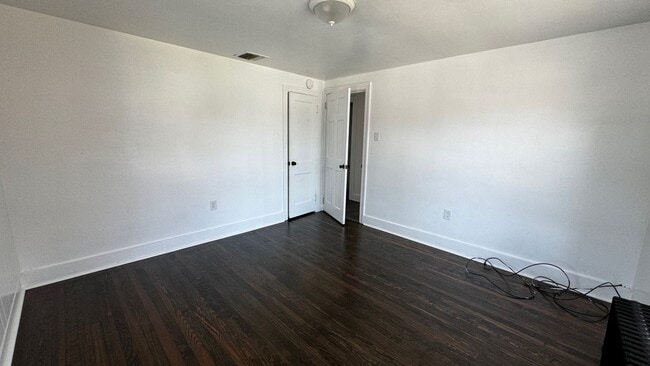 Building Photo - 2 Bedroom 1 Bathroom in Lebanon with Large...