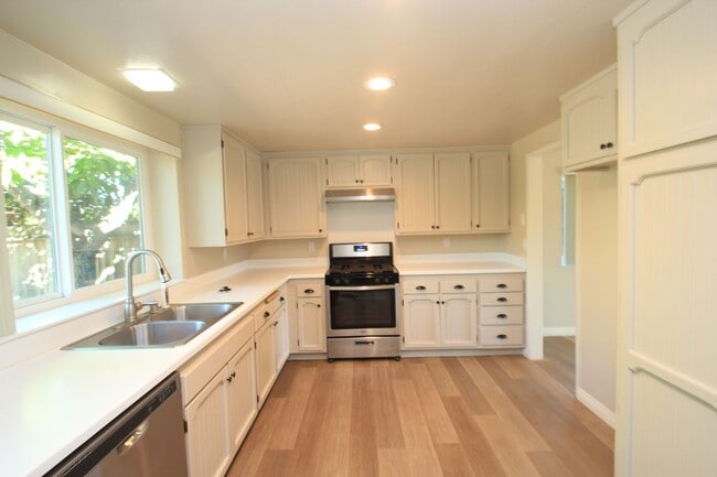 Building Photo - Charming One-Story Home in Central Ventura...